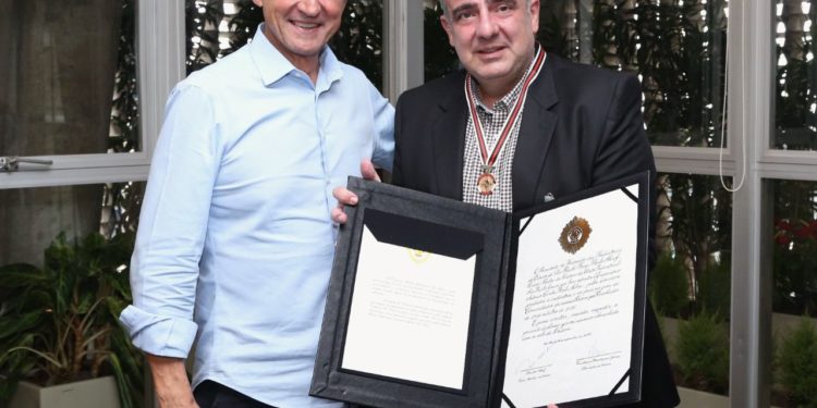 Presidente do Sindirepa-SP e Sindirepa Nacional recebe comenda de Mérito Industrial da FIESP