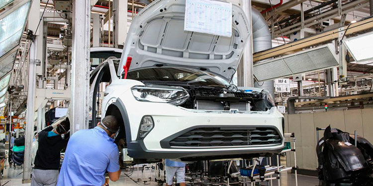 Falta de chips para produção de veículos pode se estender até 2023