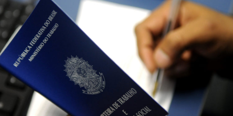 Comércio e serviços criam 575.538 empregos em 2021