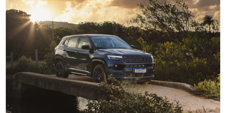 Jeep® apresenta Compass 4xe híbrido plug-in, começo de uma nova fase eletrificada da marca com tecnologia e performance inéditos no segmento￼