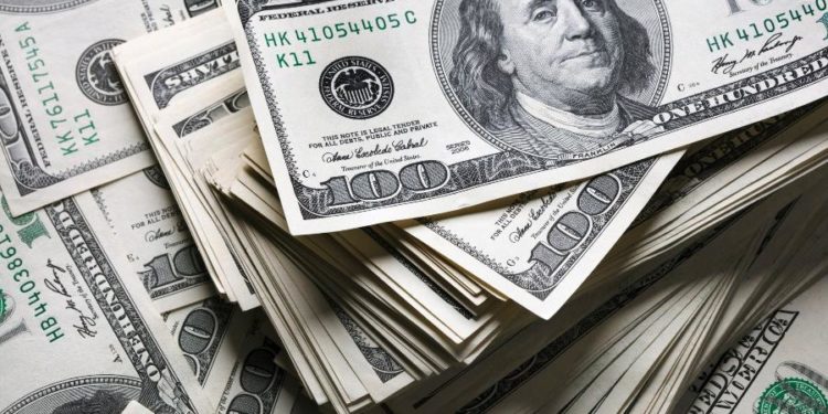 Bolsa cai 2,86%; dólar volta a R$ 4,80