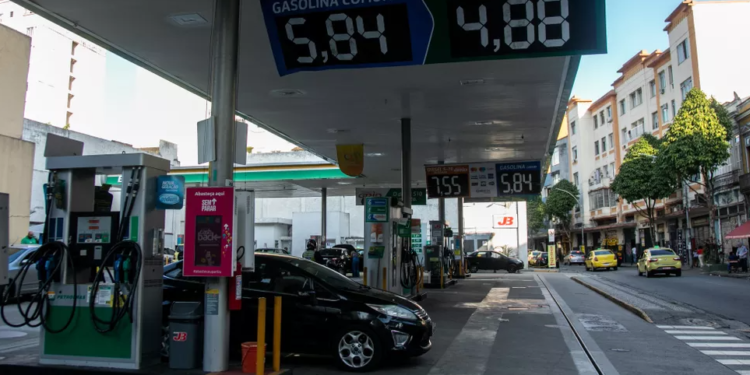 No segundo corte no mês, Petrobras reduz o preço da gasolina em 3,88%